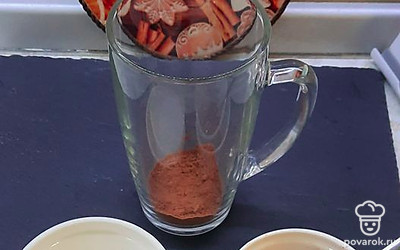 В кружку высыпать какао.