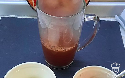 Налить немного горячей воды, добавить сахар. 