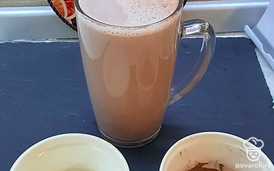 Затем налить горячее молоко.