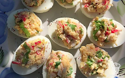 Выкладываем на блюдо и посыпаем специями. У меня кисленький сумах темно красного цвета.