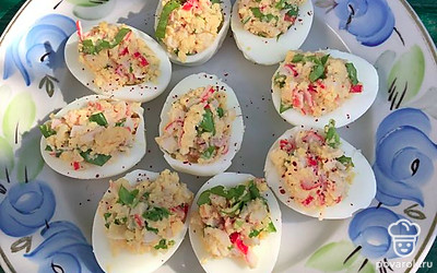 Подаем красиво на стол как закусочное блюдо.