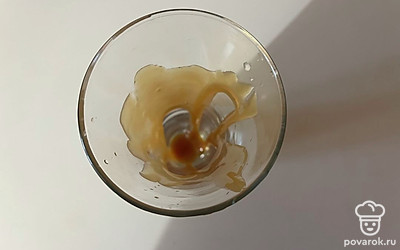 Стенки стакана украсьте соленой карамелью.