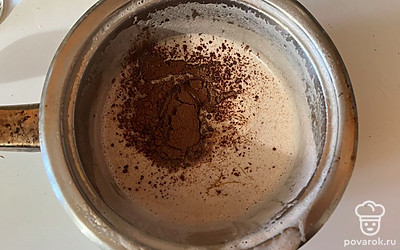 В сотейник поместите молоко, сахар и какао.