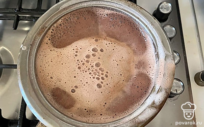 Постоянно помешивая доведите массу до кипения и перелейте ее в стакан с карамелью.