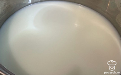 Молоко поставьте на средний огонь.