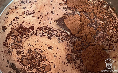 Добавьте какао и сахар.