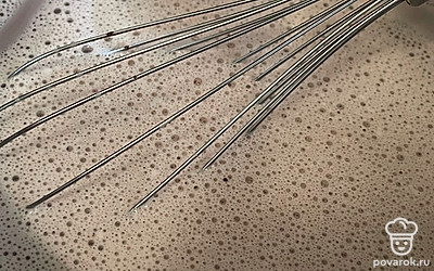 Взболтайте венчиком, чтобы растворились все комочки.