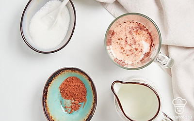 Приготовьте какао. В кружку насыпьте какао-порошок и сахар, залейте горячим молоком, тщательно перемешайте.