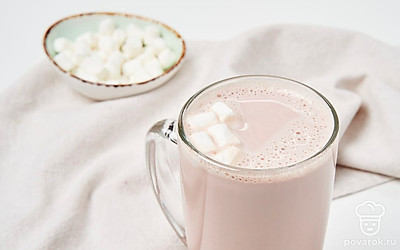 Доведите блюдо до готовности. Разбросайте по поверхности какао маршмеллоу и больше не перемешивайте.