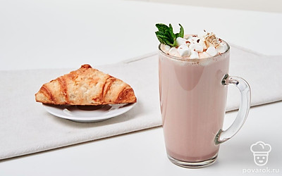 Подавайте сладкое какао с маршмеллоу, украсив листиками мяты.