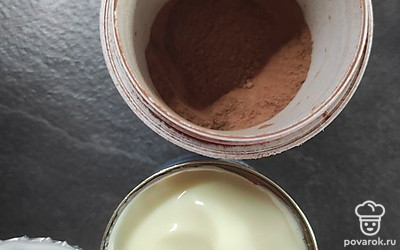К сгущенке добавляем какао, перемешиваем с кипяченой водой.