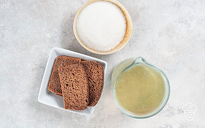 Разложите все продукты на столе, отмерив их количество заранее. Подготовьте марлю и бутылку.