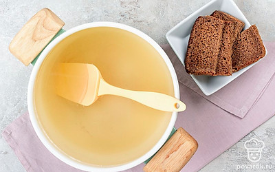 Процедите сок через несколько слоев марли. Перелейте в кастрюлю, всыпьте сахар и доведите до кипения.