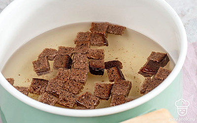 Хлеб нарежьте кубиками и слегка подсушите в микроволновке. Выложите в кастрюлю с соком, накройте крышкой и оставьте на пару дней. После еще раз процедите квас через марлю и перелейте в бутылку.