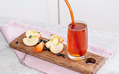 Налейте холодный квас в высокий стакан и подавайте со свежими фруктами на ваш выбор. 