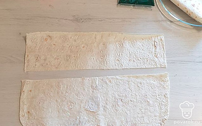 Лаваш разрежьте на широкие полоски и смажьте майонезом.