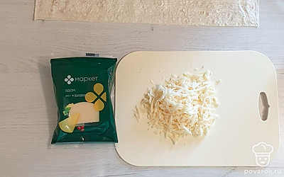 Сыр натрите на крупной терке.