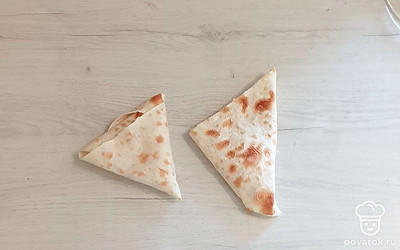 Скрутите треугольники из лаваша. Обжарьте на сухой сковороде до румяного цвета.