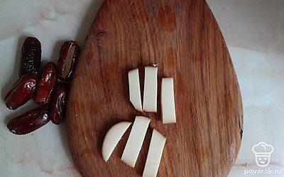 Сыр нарезать небольшими брусочками.