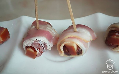 Каждый финик обернуть беконом и насадить на шпажку.