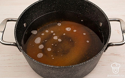 Влейте в кастрюлю 3 литра воды, добавьте сахар.