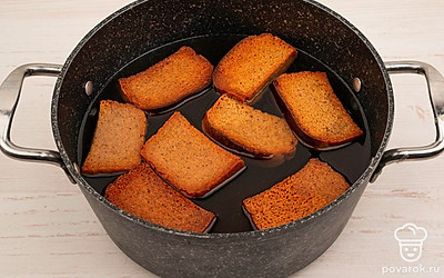 Переложите в кастрюлю сухари.