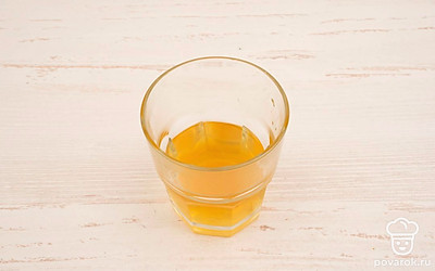 Отлейте половину стакана из кастрюли.