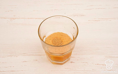 Всыпьте в стакан дрожжи.