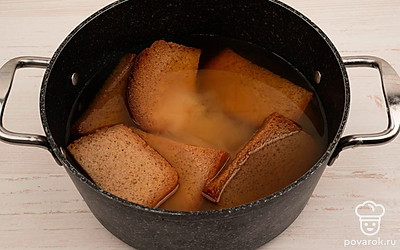 Влейте подслащенную воду с дрожжами в кастрюлю.