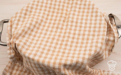 Накройте кастрюлю чистым кухонным полотенцем или марлей и оставьте бродить в течение 10-12 часов при комнатной температуре.