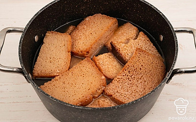 Процедите квас через тонкое сито или несколько слоев марли.