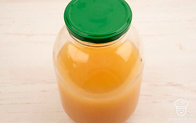 Разлейте квас по порционным бутылкам или банкам и поставьте в холодильник еще на 8-10 часов.