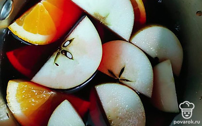 В сотейник процедить отвар, добавить вино и нарезанные фрукты. Я использовал домашнее вино, оно у нас достаточно сладкое. Если вы берете полусухое или сухое вино, то можете добавить сахар.
