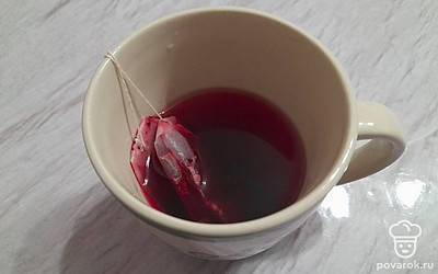 Положите чайные пакетики в чашку и залейте кипятком. 