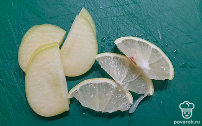 Лимон и яблоко нарежьте на тонкие ломтики.