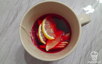 Выложите нарезанные фрукты в чашку с чаем. Оставьте на 3-4 минуты, чтобы чай заварился.