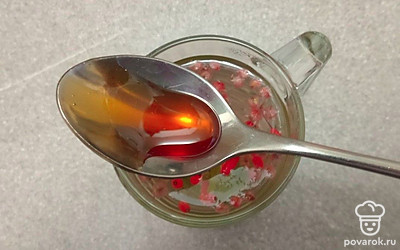 Добавьте мед и перемешайте.