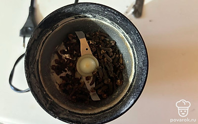 Гвоздику поместите в кофемолку. 