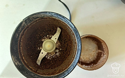 Измельчите ее в мелкую крошку. 