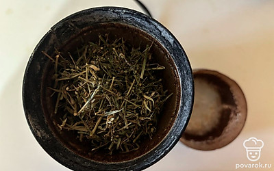 Туда же поместите эстрагон. 