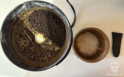 Измельчите, добавьте черный чай. 