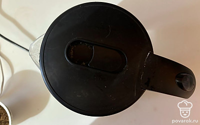 Вскипятите воду в чайнике. 