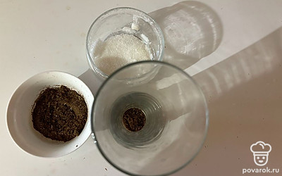 В бокал для подачи поместите сахар и приготовленную заварку. 