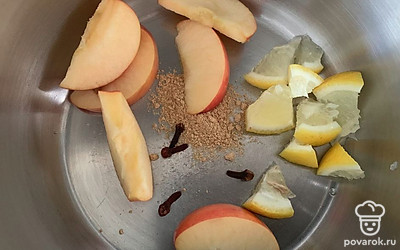 Соедините гвоздику, имбирь, кусочки лимона и половину яблока.