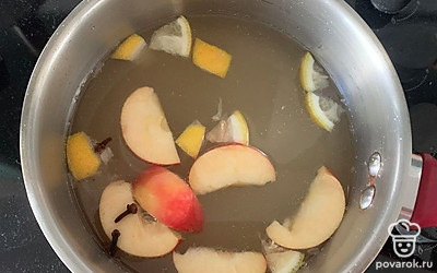 Залейте водой. Доведите до кипения.