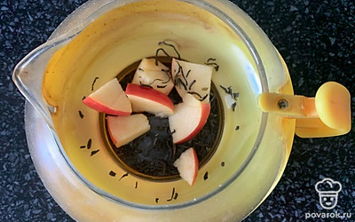 В заварочный чайник всыпьте зеленый чай, добавьте кусочки яблока.