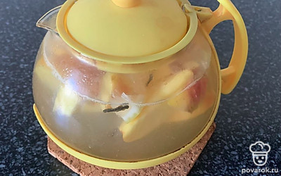 Залейте в заварочный чайник закипевшую смесь. Дайте настояться.