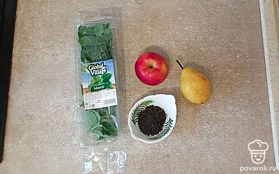 Подготовьте все ингредиенты. Фрукты и мяту хорошо помойте и просушите.