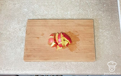 Яблоко нарежьте небольшими кусочками.
