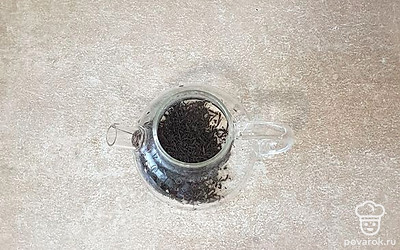 В чайник всыпьте черный чай и залейте кипятком, оставьте на 3 минуты.